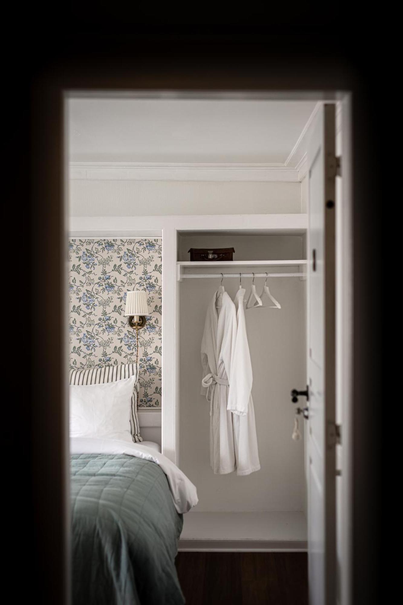 Arnfeldt Hotel Эрёскёбинг Экстерьер фото